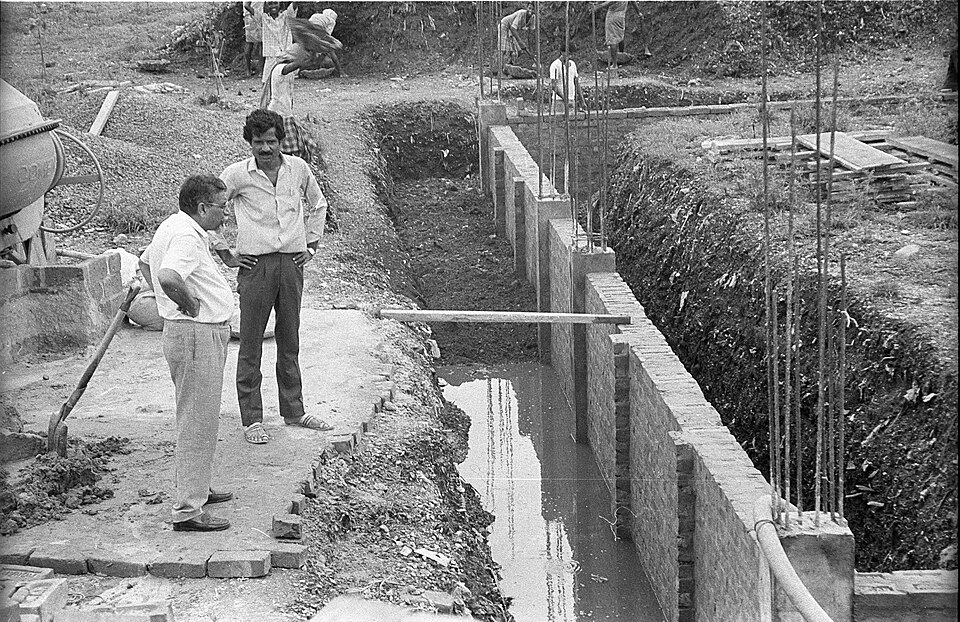 A black-and-white photo of a construction site in Kolkata, India, in July 1993.